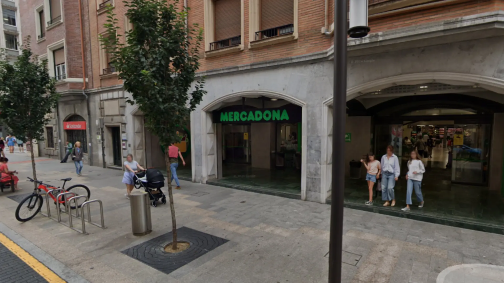 La Ertzaintza acude a un Mercadona de Bilbao tras una quedada masiva de jóvenes que llenó sus pasillos en la ‘hora de ligar’