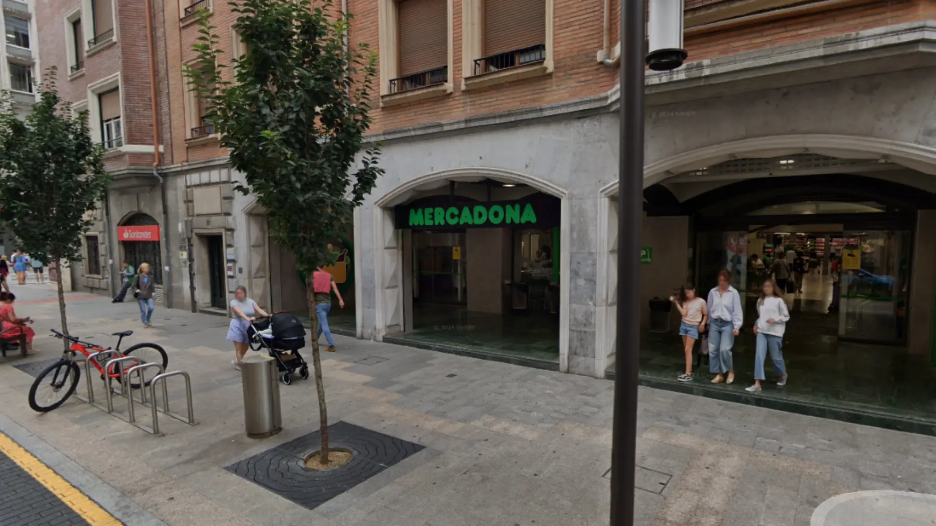 La Ertzaintza acude a un Mercadona de Bilbao tras una quedada masiva de jóvenes que llenó sus pasillos en la ‘hora de ligar’