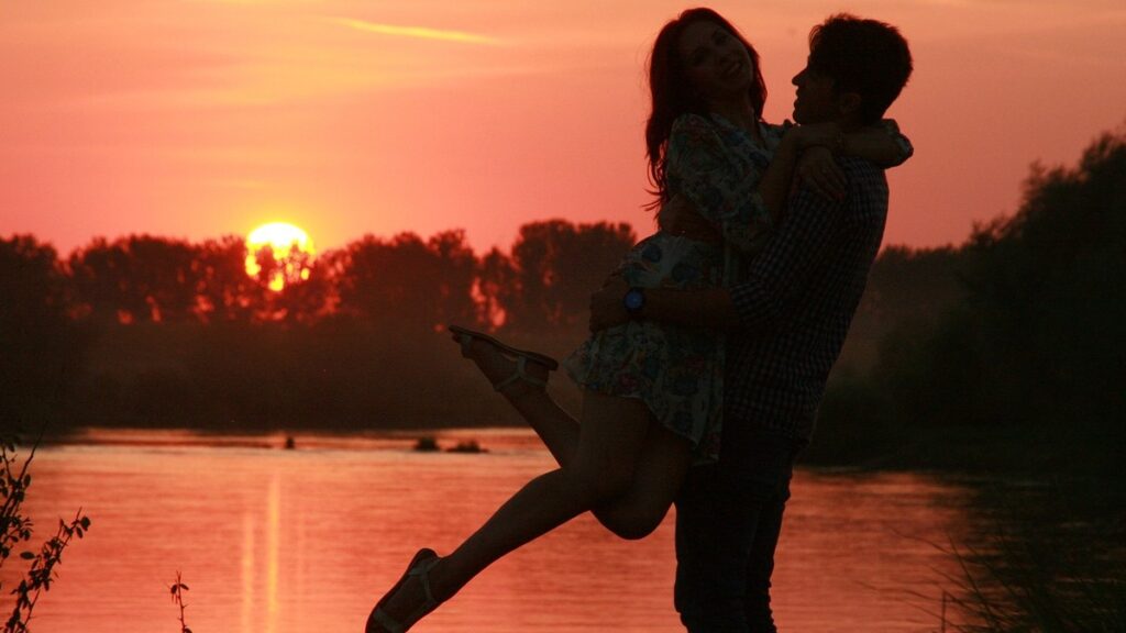 así es como quieren vivir el romance las personas solteras en verano