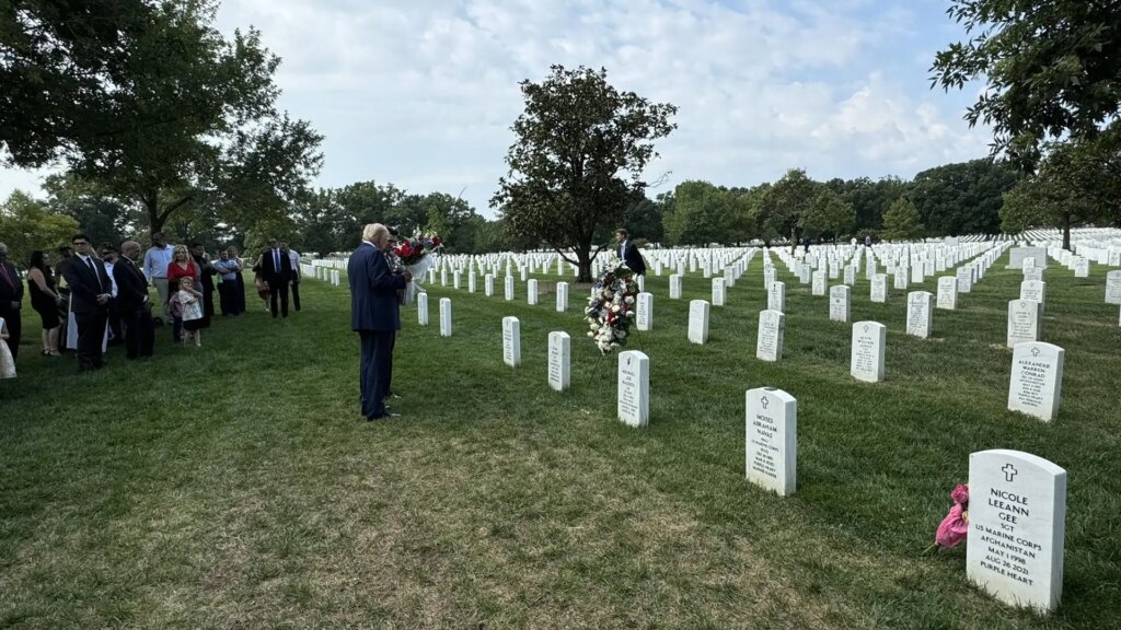 Harris carga contra Trump por tomarse fotos en una zona del cementerio de Arlington en la que está prohibido