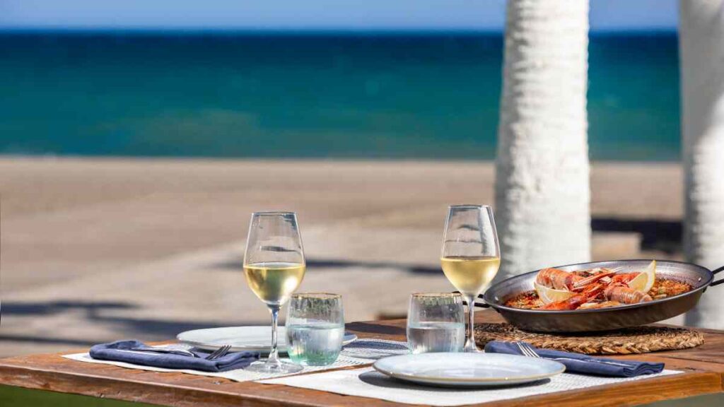 piscina, playa, gastronomía… el paradigma del ‘dolce far niente’ frente al mar
