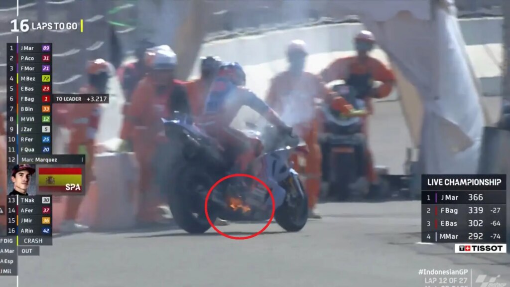 Así fue el momento en el que la moto de Marc Márquez empezó a arder y tuvo que abandonar Así fue el momento en el que la moto de Marc Márquez empezó a arder y tuvo que abandonar