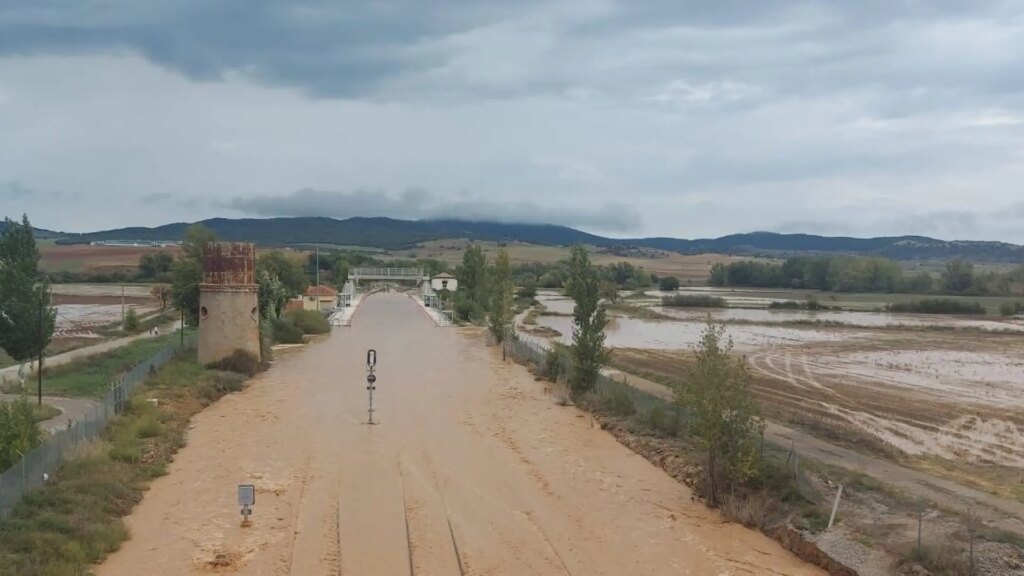 Coches atrapados, carreteras cortadas, trenes afectados… las fuertes lluvias provocan serios problemas en cinco comunidades