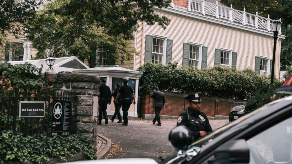 El FBI registra la casa del alcalde de Nueva York tras ser acusado de corrupción El FBI registra la casa del alcalde de Nueva York tras ser acusado de corrupción