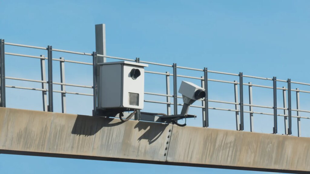 El radar de Galicia, que no solo controlará la velocidad (cinturón, líneas continuas, móvil…), ¿dónde se encuentra?