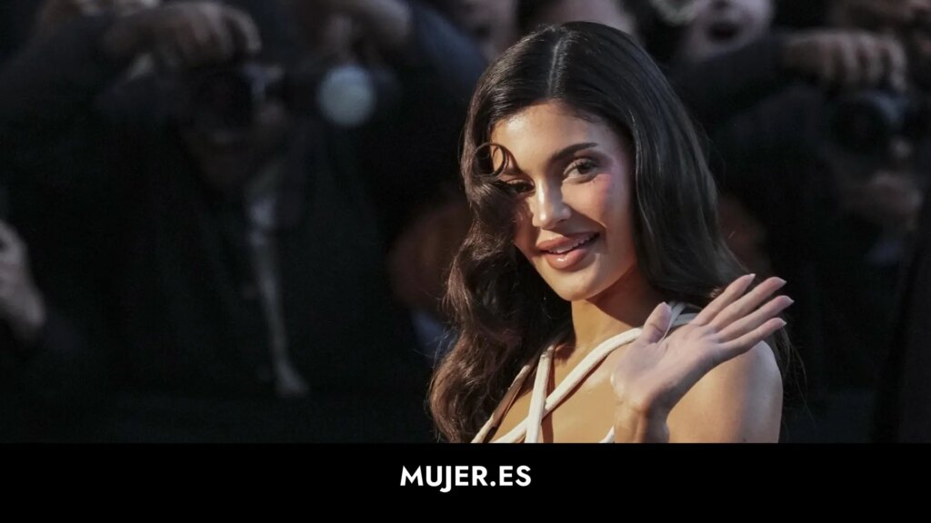 El sorprendente escote de Kylie Jenner para el desfile de Schiaparelli (y que será tendencia en 2025)