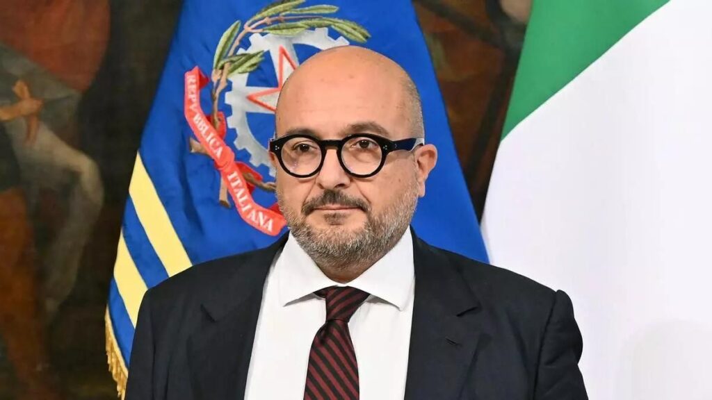 Dimite el titular de Cultura italiano por ‘enchufar’ a su amante en su ministerio