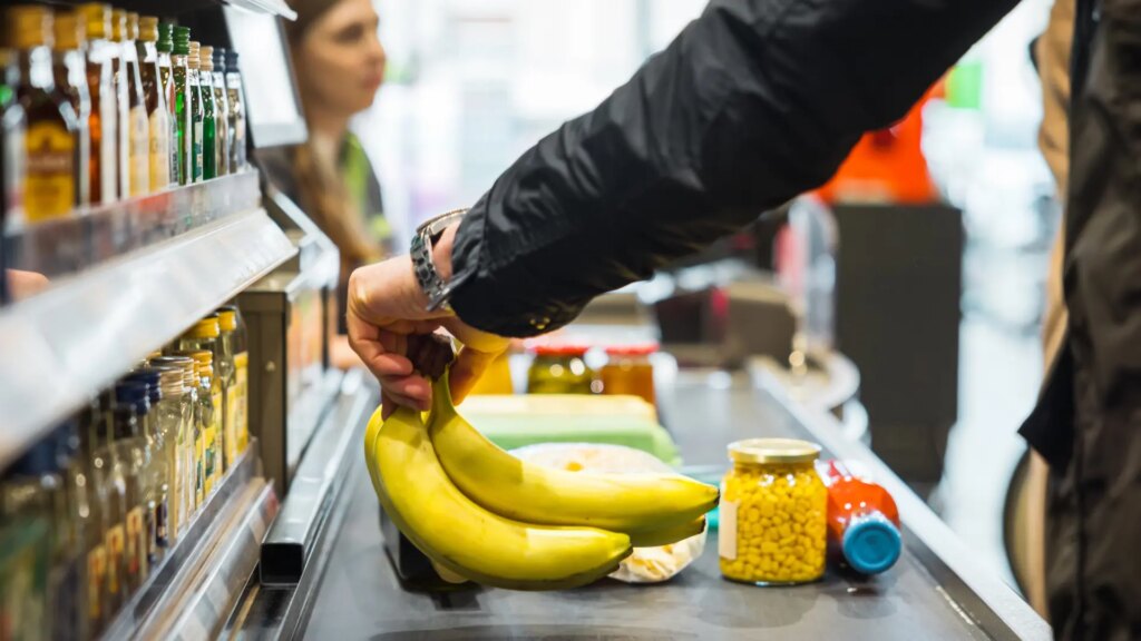 La cesta de la compra básica baja un 3,27% a la espera de la subida del IVA