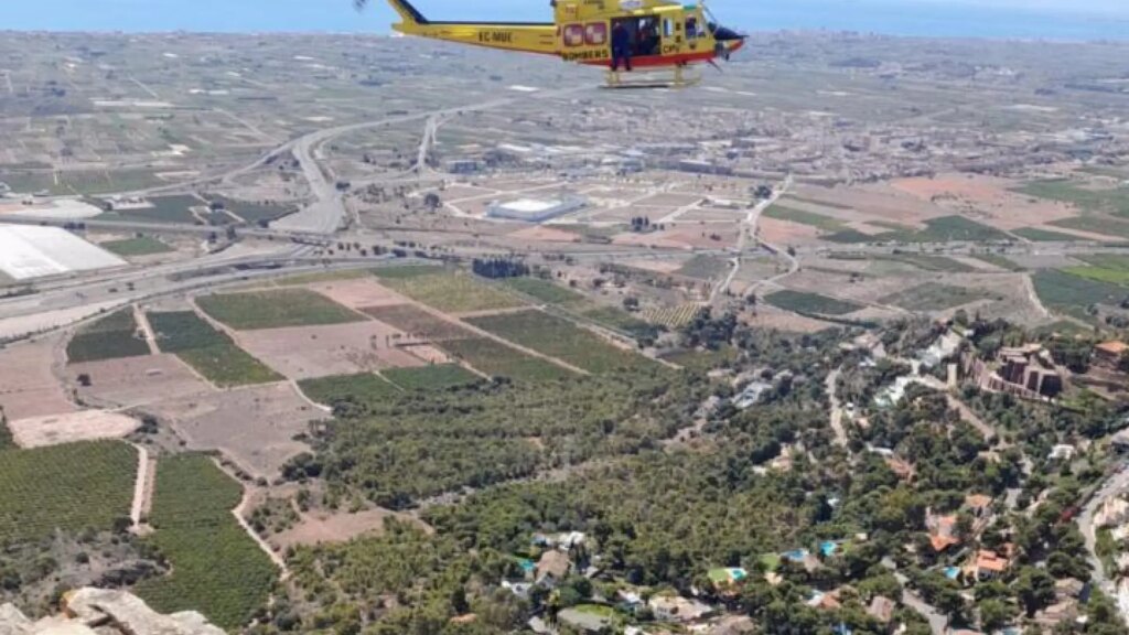 Tres muertos tras la colisión de un helicóptero con una línea de alta tensión en Puçol Tres muertos tras la colisión de un helicóptero con una línea de alta tensión en Puçol
