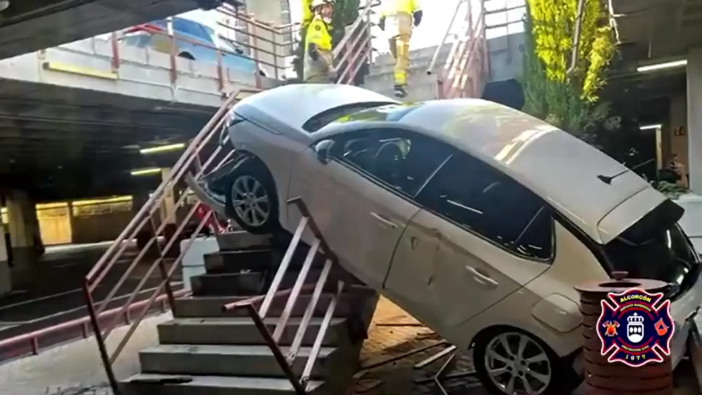 Un coche cae por las escaleras de un parking en Alcorcón sin dejar heridos