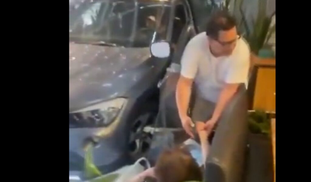 (Video) Carro de alta gama destroza Carulla de Cedritos; varios heridos (Video) Carro de alta gama destroza Carulla de Cedritos; varios heridos