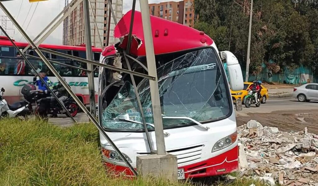 Buseta se estrella con una torre de energía en Soacha por una moto