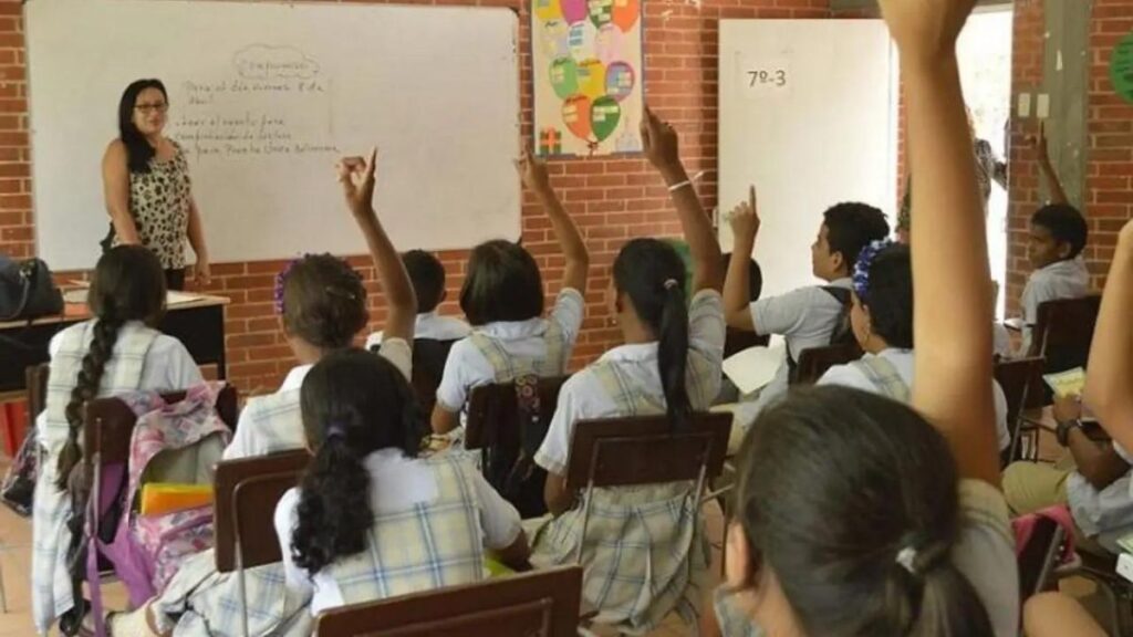 Estudiantes de colegios públicos reanudan clases este viernes