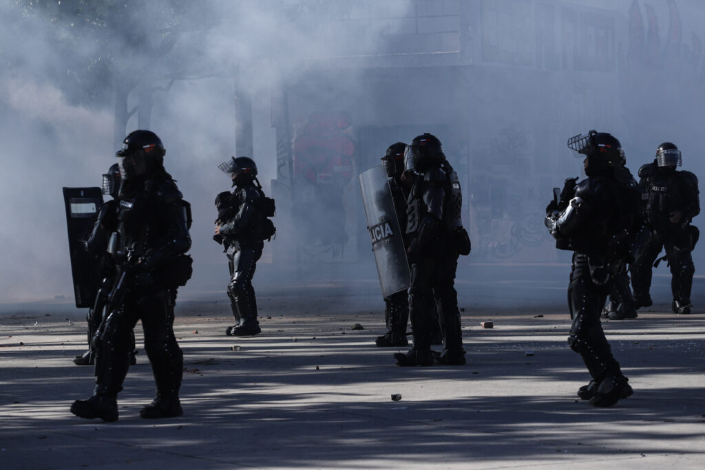 Disturbios en la U. Distrital: Encapuchados incendiaron moto de policías