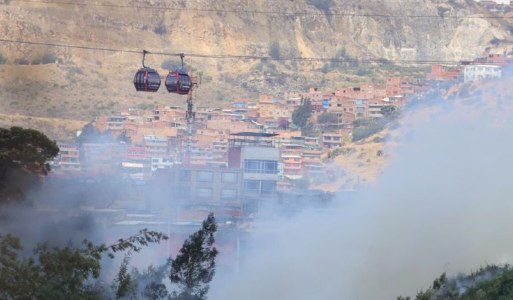 Bomberos controlan peligroso incendio en el sur de la ciudad