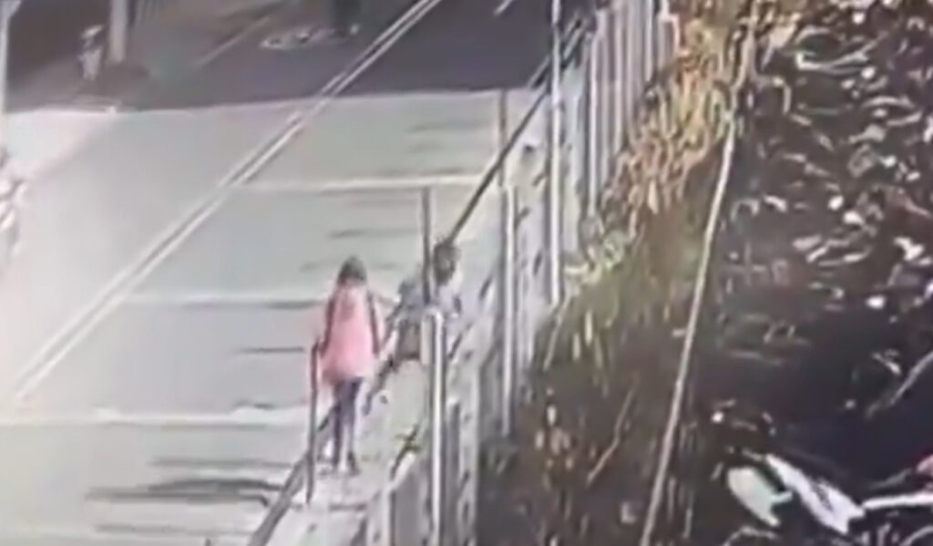 Residentes del barrio Minuto de Dios andan asustados por loco agresivo Residentes del barrio Minuto de Dios andan asustados por loco agresivo