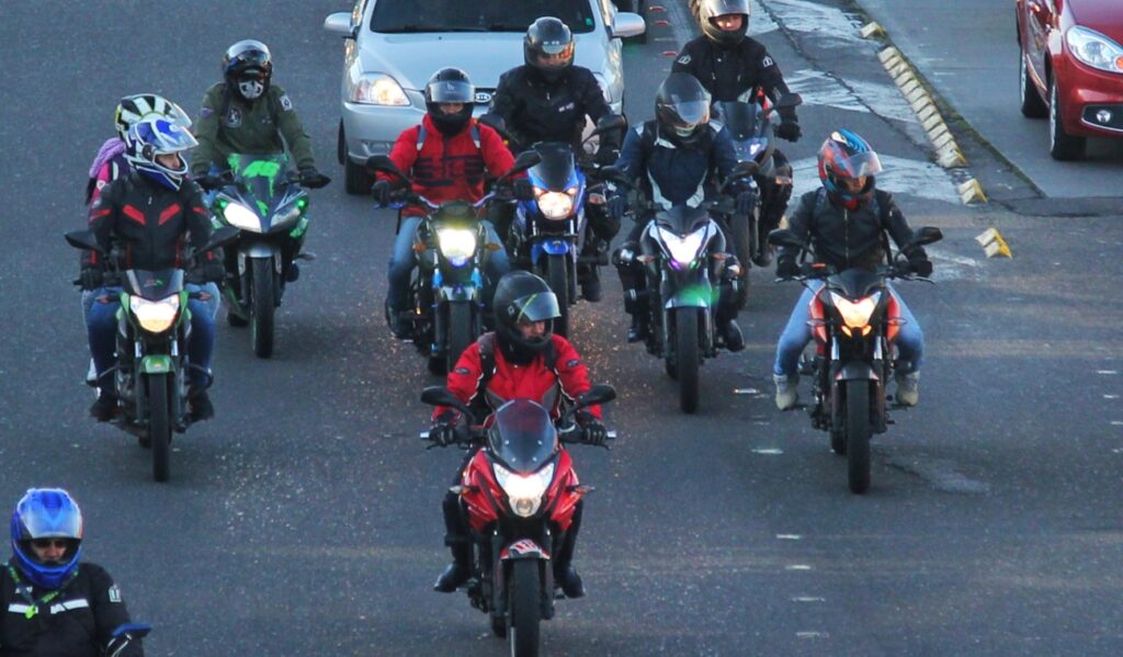 Motociclistas tendrían que andar más lento por nuevas medidas de movilidad Motociclistas tendrían que andar más lento por nuevas medidas de movilidad