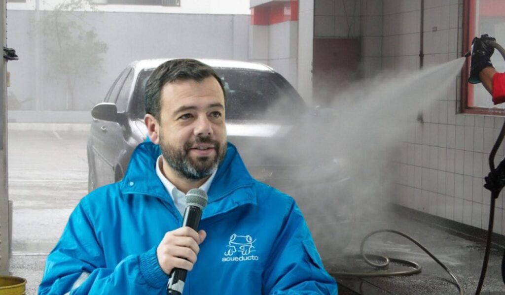 Galán PROHÍBE lavar el carro con agua potable y confirma COSTOSA multa Galán PROHÍBE lavar el carro con agua potable y confirma COSTOSA multa