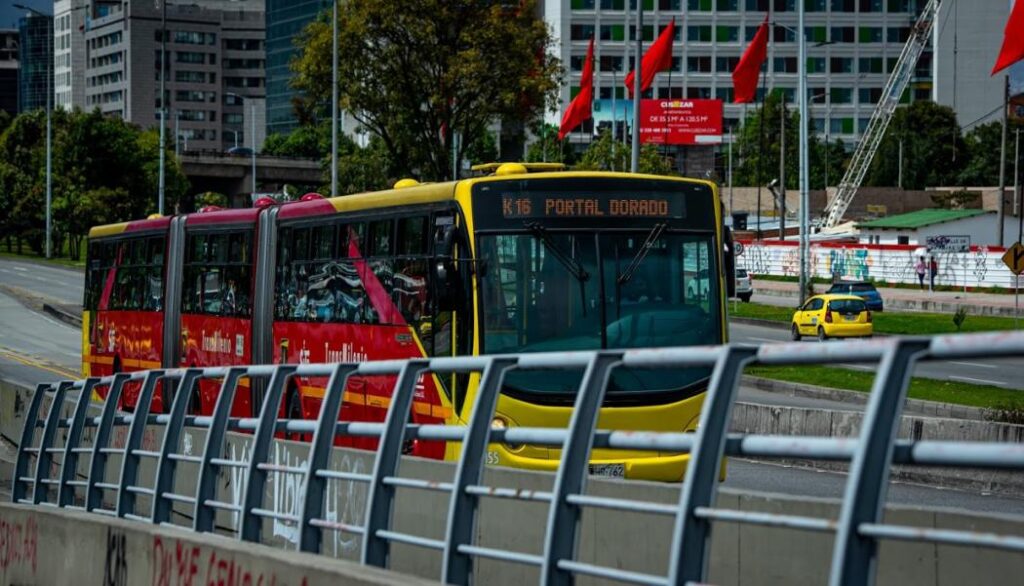 Ambulancia se estrelló con bus de Transmilenio