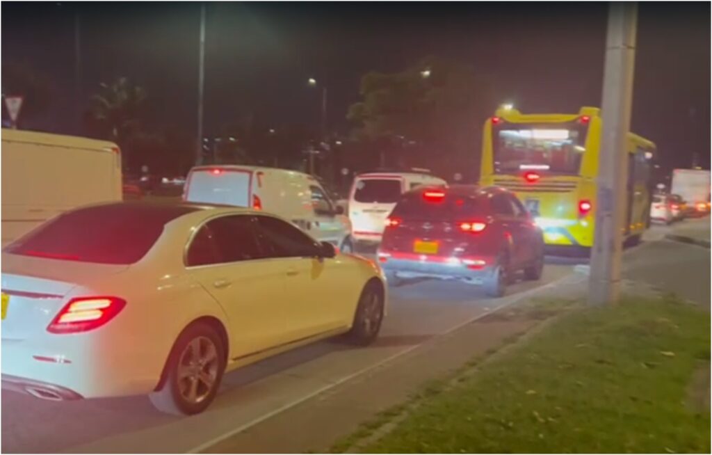 Se les complicó la llegada: Caos vehicular en el Portal el Dorado
