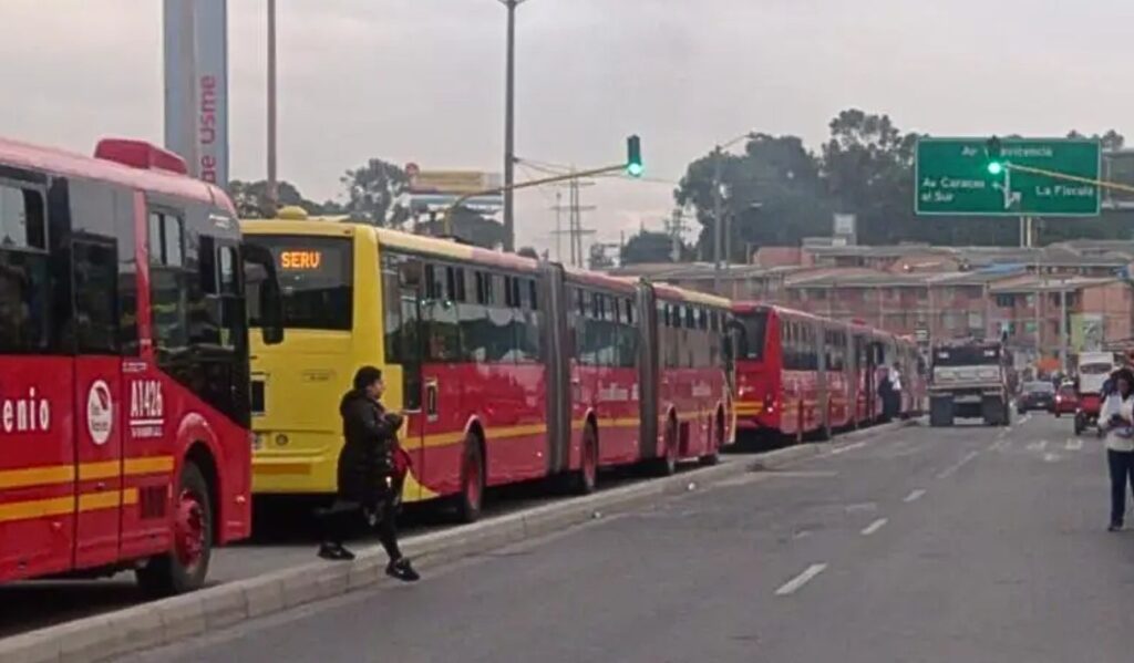 Paro de camioneros en Bogotá: TransMilenio colapsó y usuarios caminan