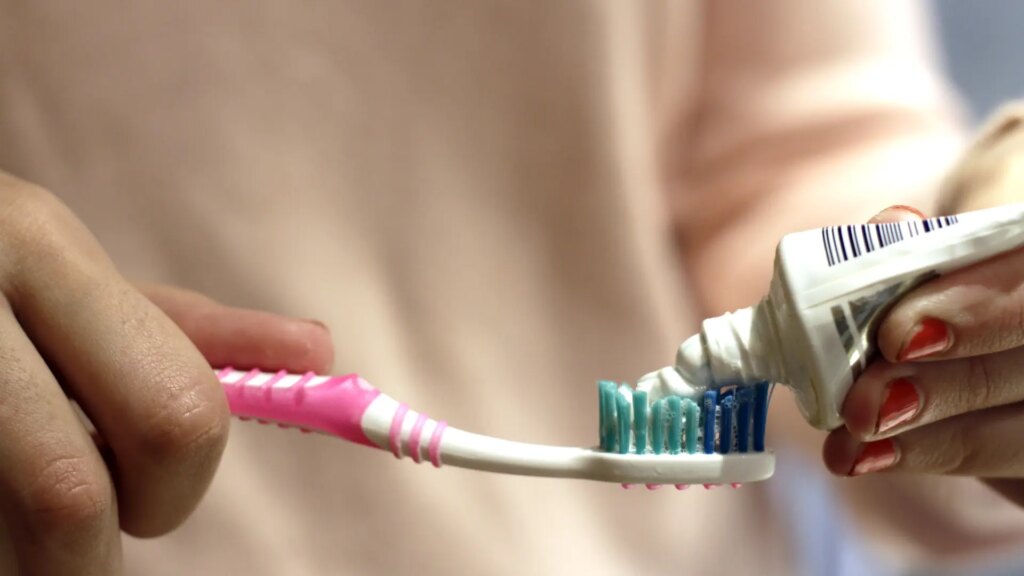 El error poco conocido al cepillarse los dientes que podría volverlos amarillos