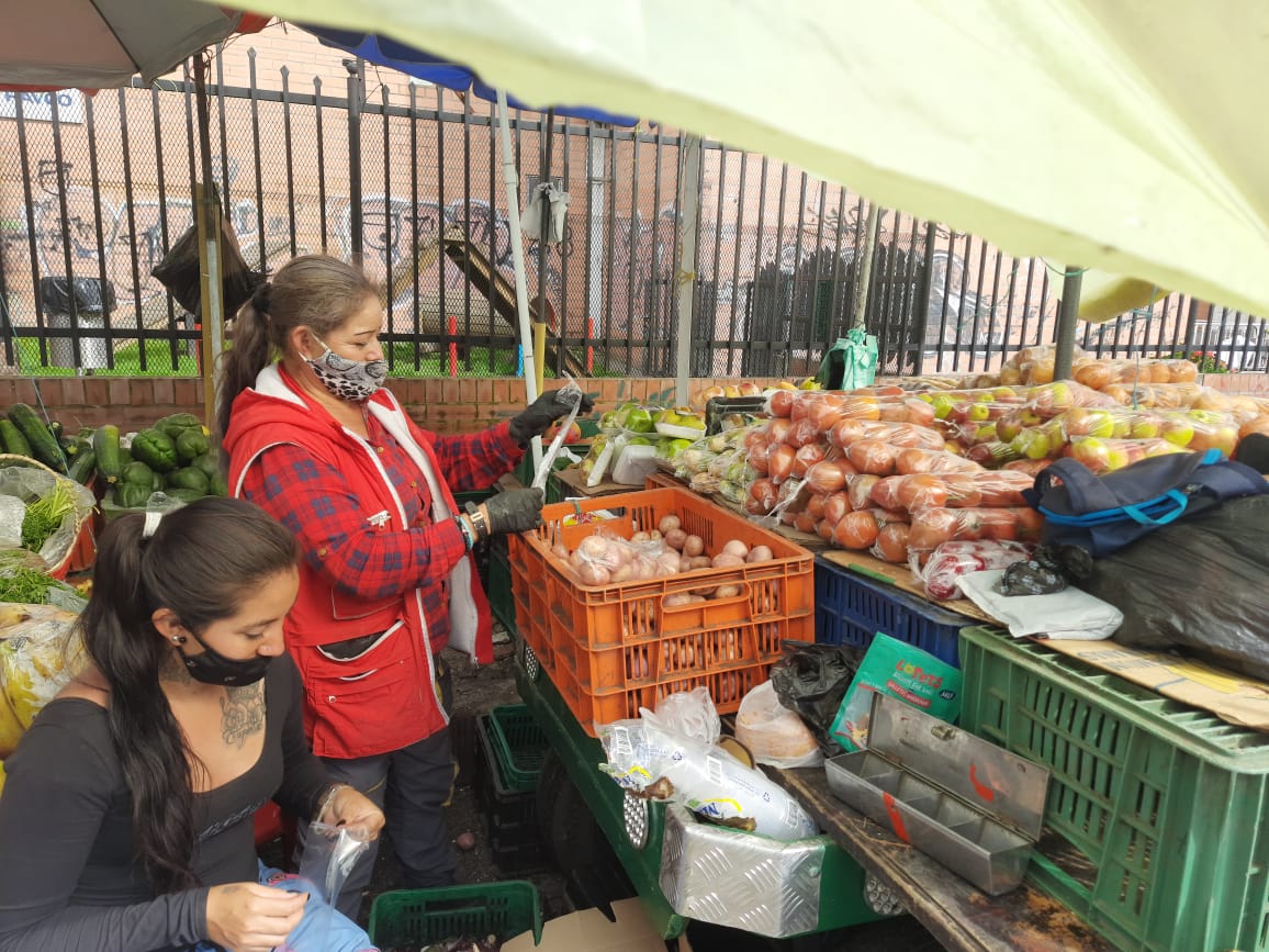Los alimentos que más bajaron de precio en las plazas de mercado de Bogotá