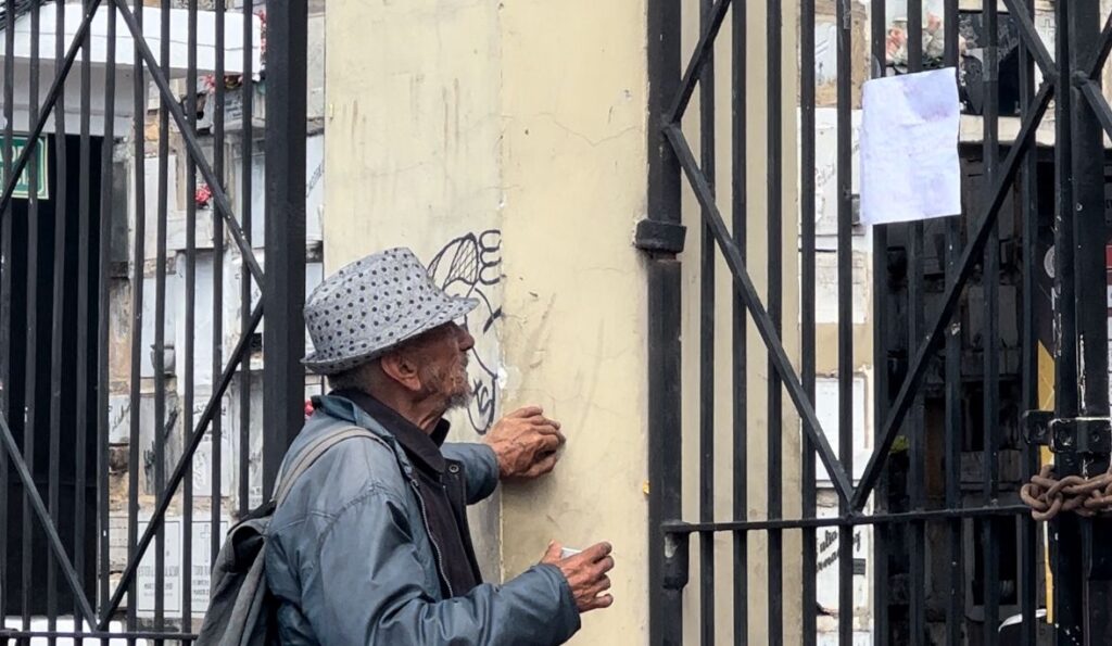 Crisis en cementerios de Bogotá: familias no pueden visitar seres queridos