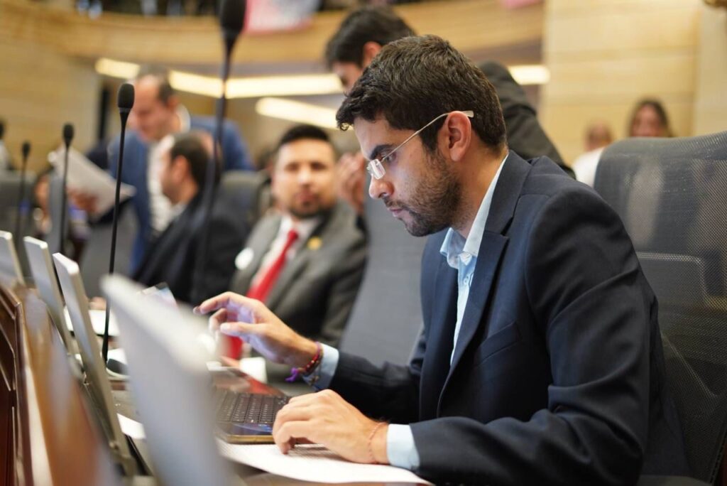 Congresista antioqueño se opone a decreto sobre cambio de género en menores Congresista antioqueño se opone a decreto sobre cambio de género en menores
