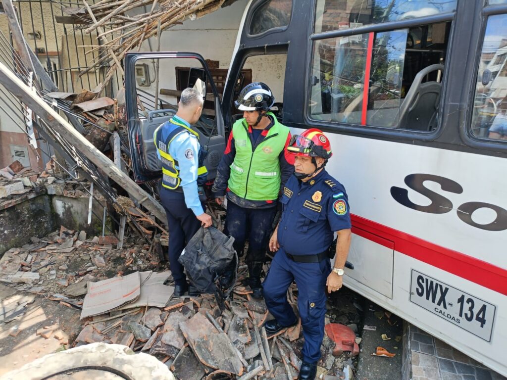 [Video] Choque de bus contra vivienda deja cinco heridos en La Estrella, Antioquia