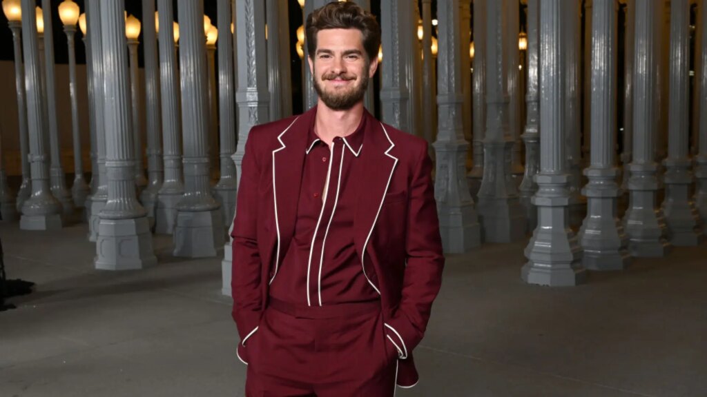 Andrew Garfield se rompe en directo y llora desconsoladamente tras leer unos fragmentos sobre el amor, la pérdida y el dolor Andrew Garfield se rompe en directo y llora desconsoladamente tras leer unos fragmentos sobre el amor, la pérdida y el dolor