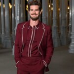 Andrew Garfield se rompe en directo y llora desconsoladamente tras leer unos fragmentos sobre el amor, la pérdida y el dolor