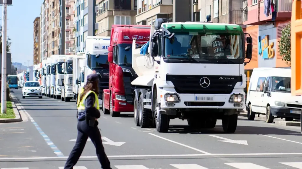 Desconvocada la huelga general de transportistas tras un acuerdo entre sindicatos y patronales Desconvocada la huelga general de transportistas tras un acuerdo entre sindicatos y patronales