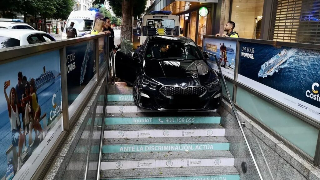 Detenido un conductor tras empotrar su coche en un acceso del metro de Colón en Valencia Detenido un conductor tras empotrar su coche en un acceso del metro de Colón en Valencia