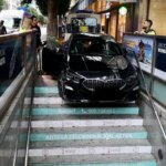 Detenido un conductor tras empotrar su coche en un acceso del metro de Colón en Valencia