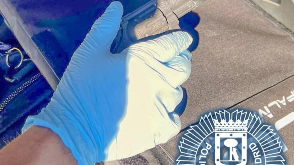 Detenido un hombre que amenazó a los viandantes con un arma simulada en Carabanchel
