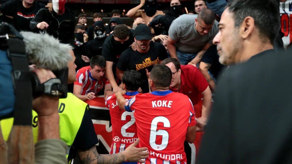 El Atlético de Madrid identifica a dos encapuchados del derbi y anuncia su expulsión