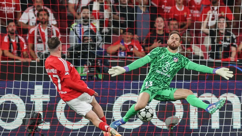 El Atlético, sancionado con 30.000 euros de multa por los saludos nazis de sus aficionados en el partido contra el Benfica El Atlético, sancionado con 30.000 euros de multa por los saludos nazis de sus aficionados en el partido contra el Benfica