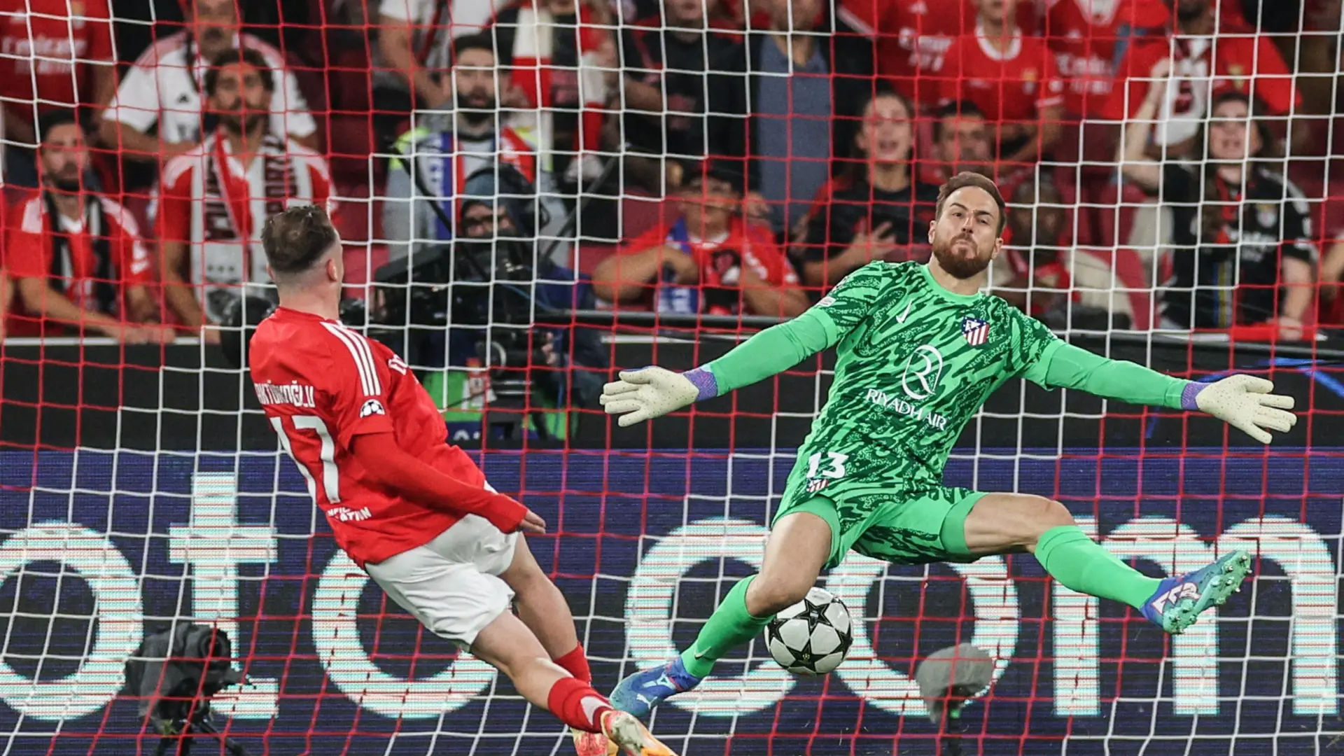 El Atlético, sancionado con 30.000 euros de multa por los saludos nazis de sus aficionados en el partido contra el Benfica