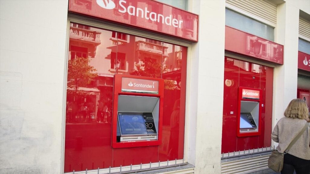 El Santander gana un récord de 9.309 millones hasta septiembre pese a las rebajas de los tipos El Santander gana un récord de 9.309 millones hasta septiembre pese a las rebajas de los tipos