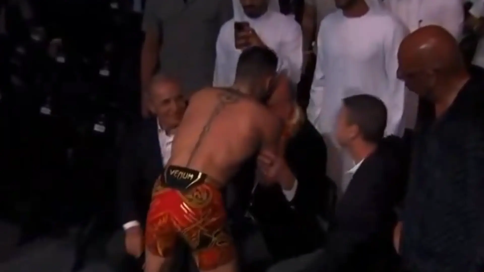 El beso de Ilia Topuria al rey Juan Carlos tras su victoria ante Max Holloway en el UFC 308