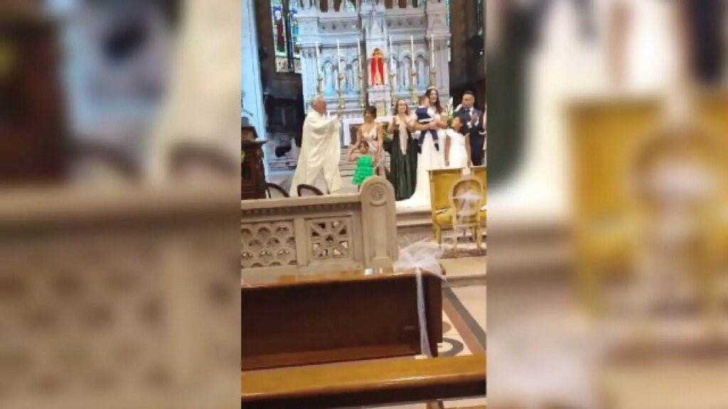 El cura Don Bruno se vuelve a hacer viral con sus pasos de baile al ritmo de ‘Mamma Maria’ mientras oficiaba una boda El cura Don Bruno se vuelve a hacer viral con sus pasos de baile al ritmo de ‘Mamma Maria’ mientras oficiaba una boda