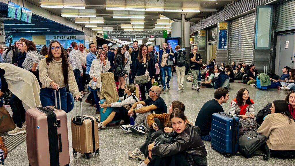 El descarrilamiento de un tren afecta a la alta velocidad que une Chamartín con Valencia y Murcia: suprimidos 19 trenes El descarrilamiento de un tren afecta a la alta velocidad que une Chamartín con Valencia y Murcia: suprimidos 19 trenes