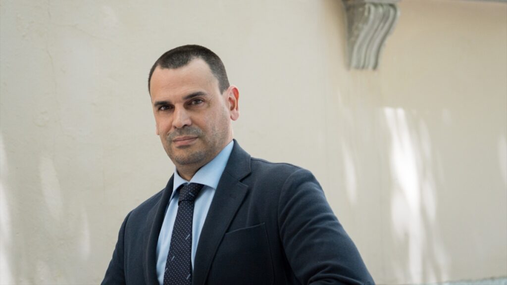 El novio de Ayuso exige 100.000 euros a Sánchez y 50.000 a Bolaños por llamarlo «delincuente confeso» | El novio de Ayuso exige 100.000 euros a Sánchez y 50.000 a Bolaños por llamarlo «delincuente confeso» |