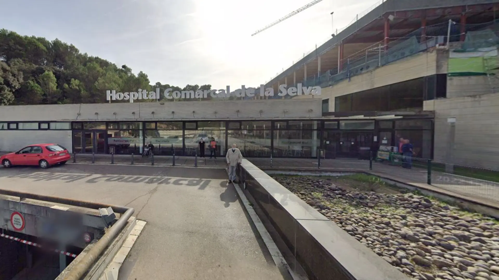 Investigan la muerte violenta de un hombre abandonado con un tiro en la cabeza ante el hospital de Blanes