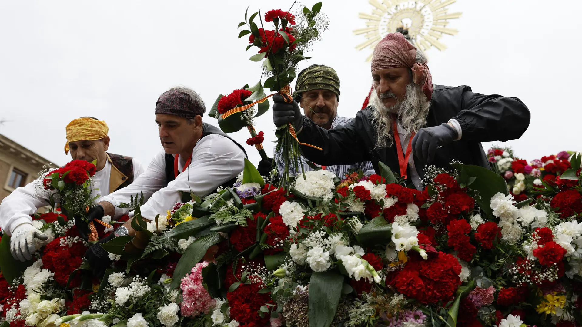 La Virgen del Pilar de Zaragoza, rodeada de flores a pesar de la lluvia La Virgen del Pilar de Zaragoza, rodeada de flores a pesar de la lluvia