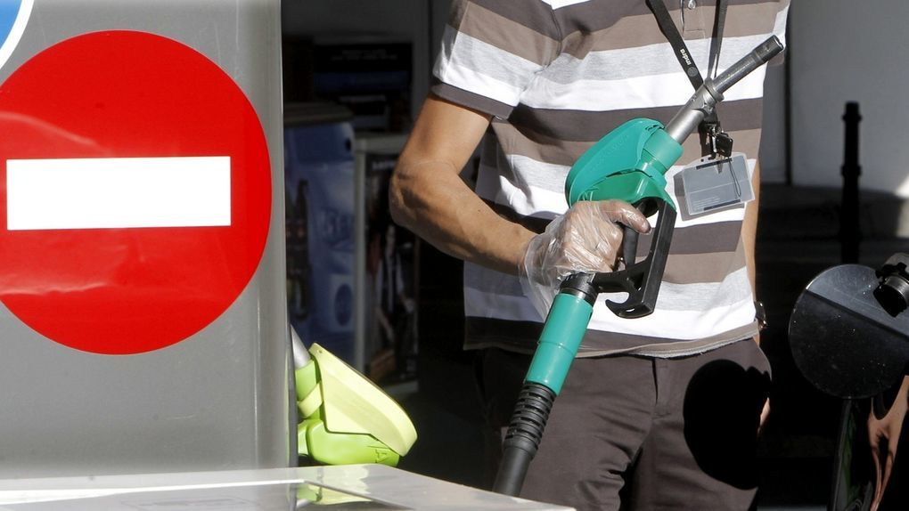 La parálisis del Gobierno abre «un coladero de fraude» para las mafias de los carburantes La parálisis del Gobierno abre «un coladero de fraude» para las mafias de los carburantes