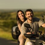 Las excepciones médicas que dejan pilotar una moto sin casco de forma legal en España