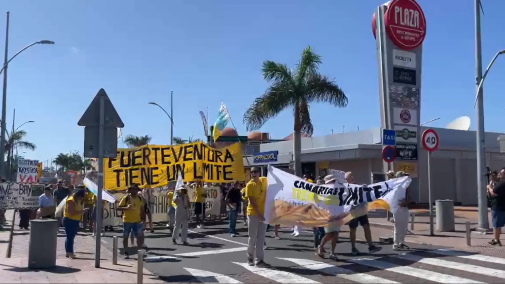 Las protestas contra el turismo masivo en Canarias llegan a varios de los principales núcleos turísticos Las protestas contra el turismo masivo en Canarias llegan a varios de los principales núcleos turísticos