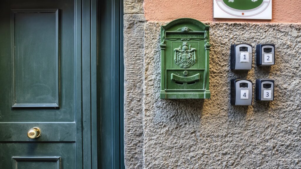 Los ‘Robin Hood’ antiturismo de Italia que destrozan las cajas fuertes con las llaves de los pisos turísticos Los ‘Robin Hood’ antiturismo de Italia que destrozan las cajas fuertes con las llaves de los pisos turísticos